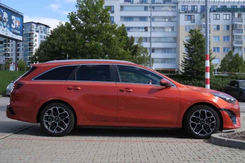 KIA Ceed SW oranžová
